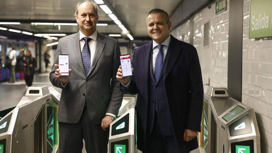 La Comunidad de Madrid presenta la aplicación Mi Tarjeta Transporte que permite validar el abono con el móvil a más de tres millones de usuarios Los consejeros López-Valverde y Rodrigo