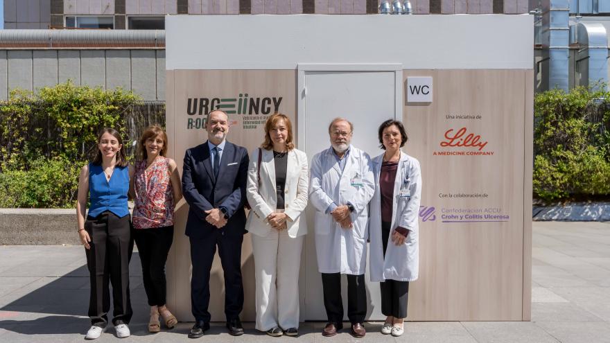 Foto de grupo en la entrada a la escape room del Hospital la Paz