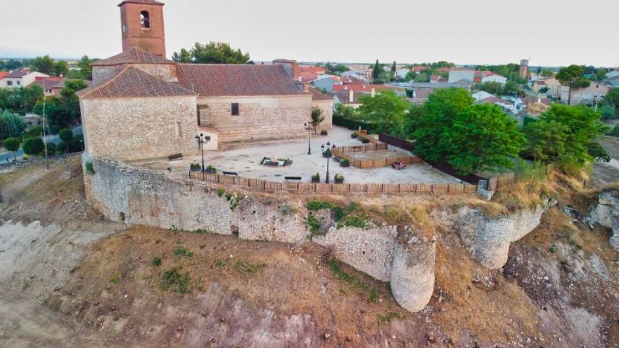 Acumulaciones de tierra en la zona a intervenir del exterior de la muralla de Santorcaz