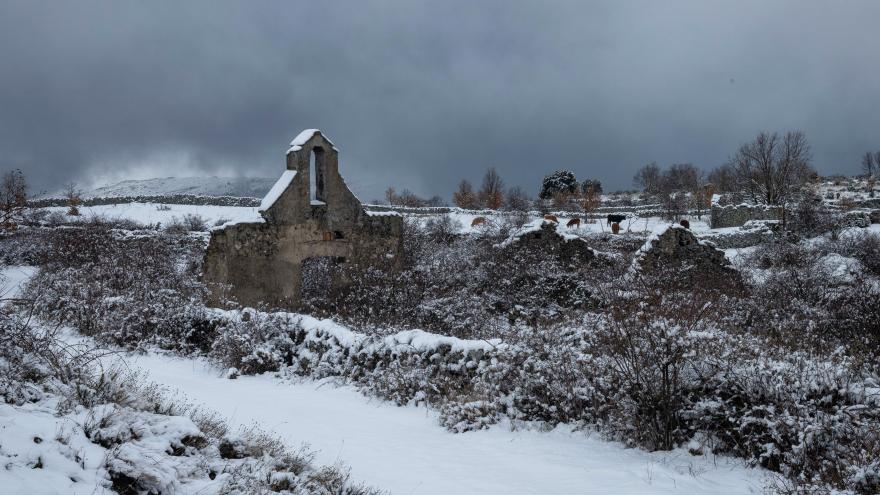 Una foto de Alfredo Caliz donde se ve una ruina en el campo cubierta de nieve