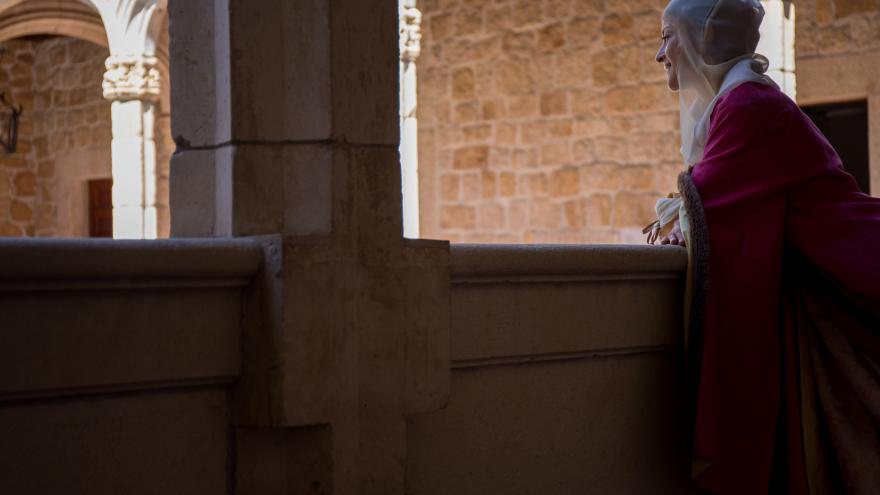 Actriz, actor y público disfrutando de la representación teatral del Castillo de Manzanares