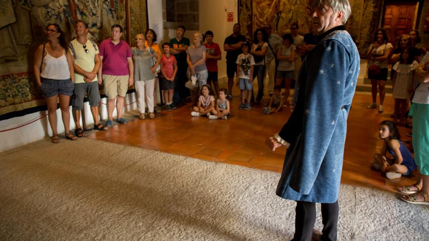 Actriz, actor y público disfrutando de la representación teatral del Castillo de Manzanares