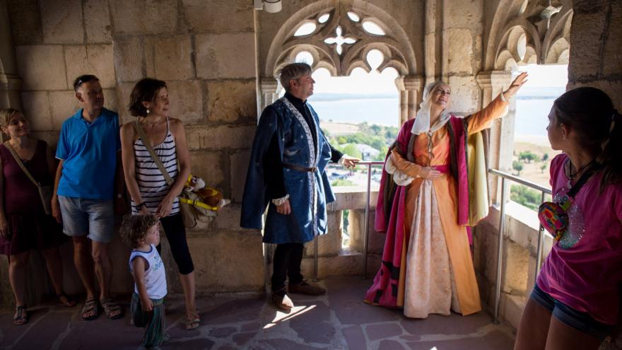 Actriz, actor y público disfrutando de la representación teatral del Castillo de Manzanares