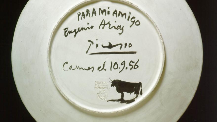 Reverso de un plato con una firma autografiada de Picasso y el dibujo de un toro en pequeño