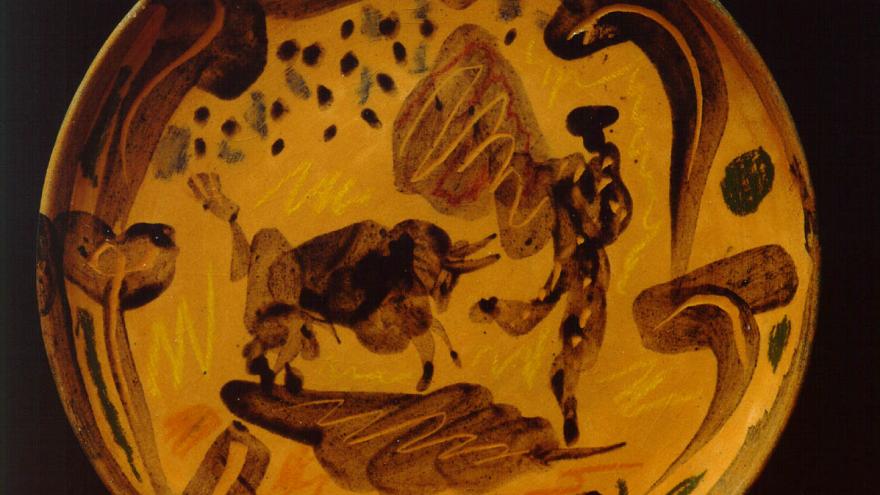 Plato cerámico con dibujos de una corrida de toros