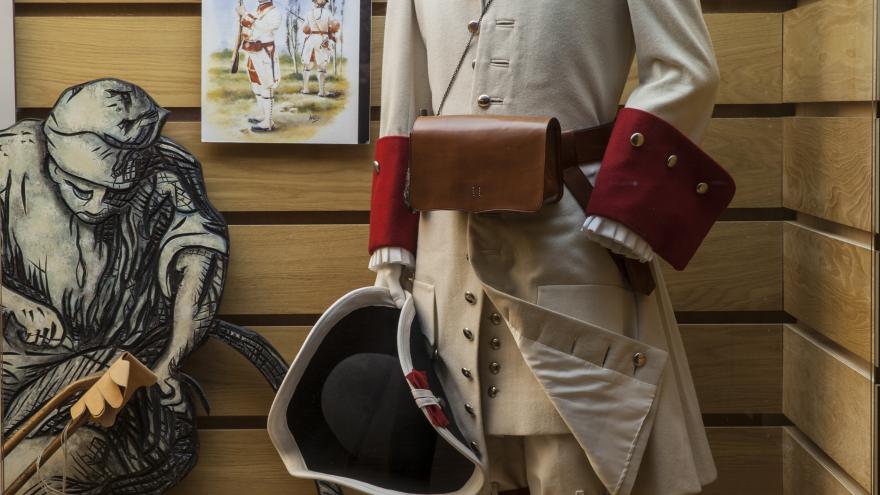 Uniforme de soldado en la vitrina sobre el textil del Centro de Interpretación de Nuevo Baztán