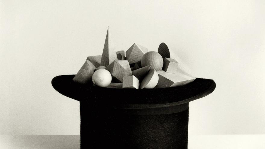Sombrero de copa relleno de figuras geométricas de madera