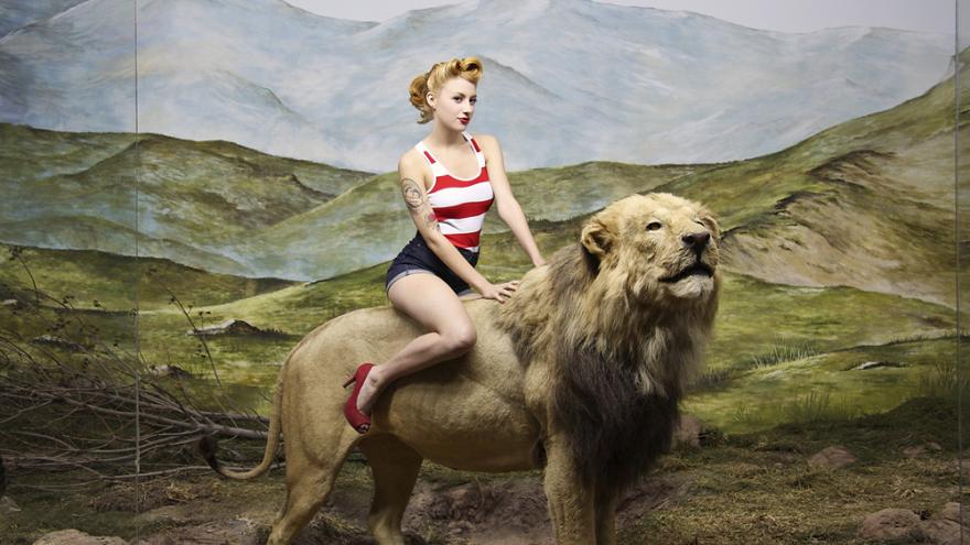 Mujer montando un león