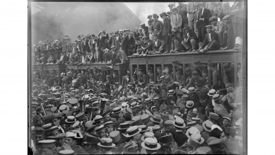 El público en los andenes y en los techos de los vagones despide a los soldados 24 de agosto de 1921