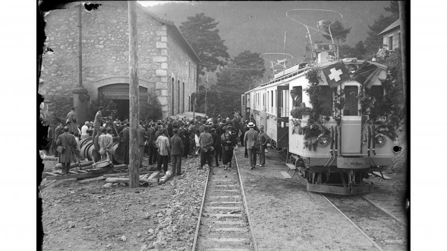 Los reyes visitando la estación de Cercedilla junto a un tren