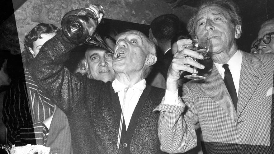 Fotografía de Picasso bebiendo vino de un porrón