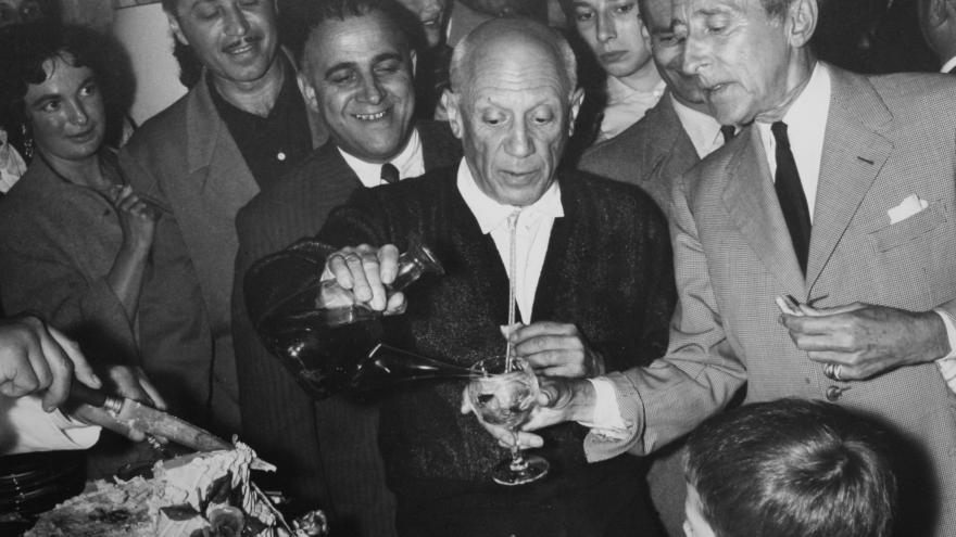 Picasso en una fiesta con amigos sirviendo vino