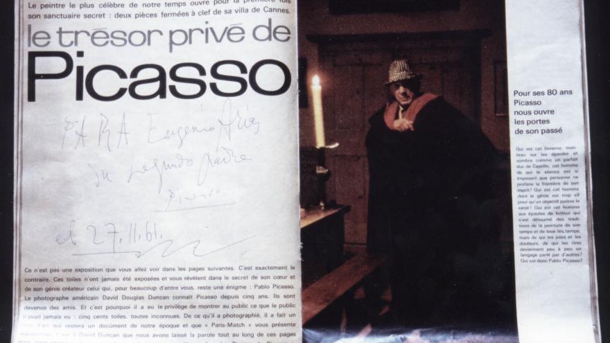 Revista con una foto de Picasso  con capa y un autógrafo