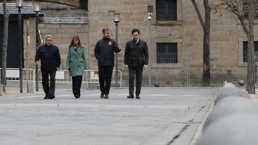 García Martín visita en San Lorenzo de El Escorial el nuevo paseo de Don Juan de Borbón y Battenberg El consejero Miguel Ángel García Martín durante la visita a esta obra del PIR