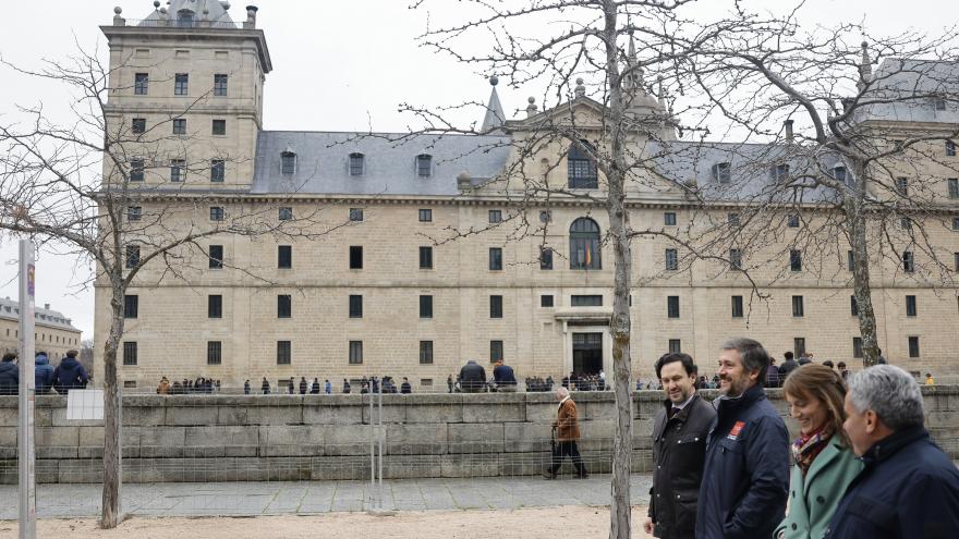 García Martín visita en San Lorenzo de El Escorial el nuevo paseo de Don Juan de Borbón y Battenberg El consejero Miguel Ángel García Martín durante la visita a esta obra del PIR