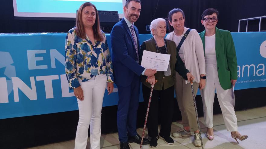 Personas posando en una entrega de premios