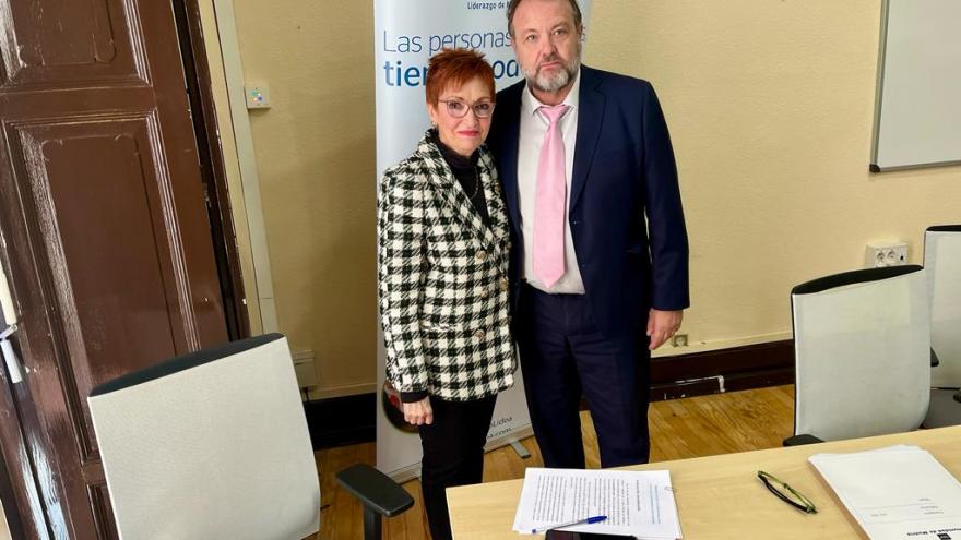 Hombre y mujer de pie