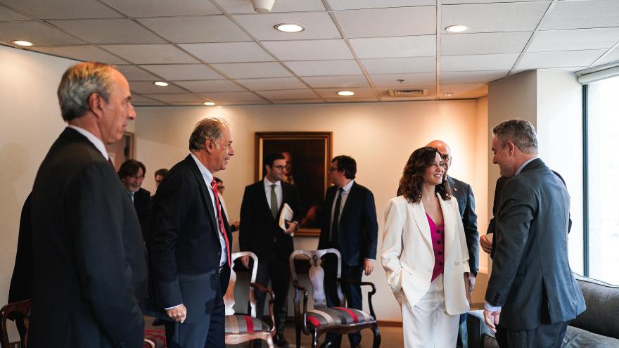 La presidenta ha iniciado hoy su viaje institucional al país andino protagonizando un encuentro con inversores 