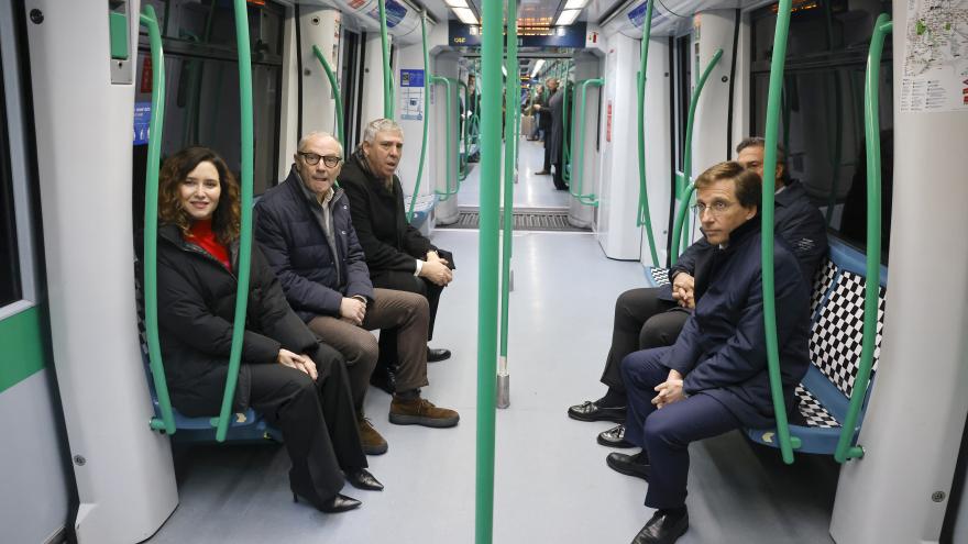 La presidenta durante el recorrido en Metro de Madrid