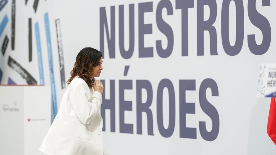La presidenta subiendo al atril para la intervención