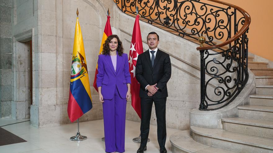 La presidenta junto al presidente electo a su llegada a la Real Casa de Correos
