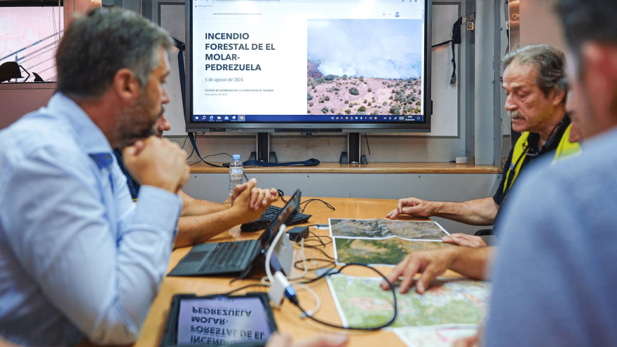 La Comunidad de Madrid da por controlado el incendio de El Molar y Pedrezuela El consejero García Martín