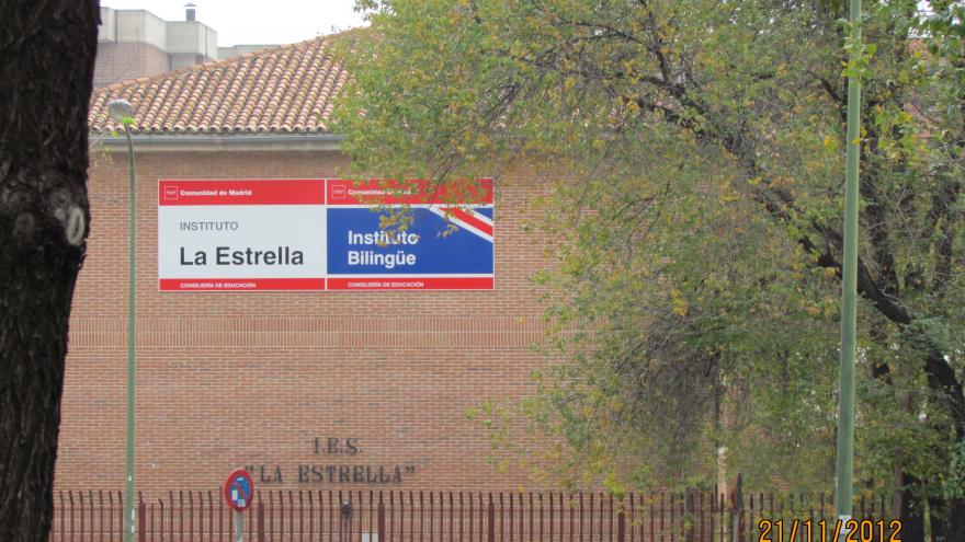 Fachada y cartel del Instituto bilingüe La Estrella