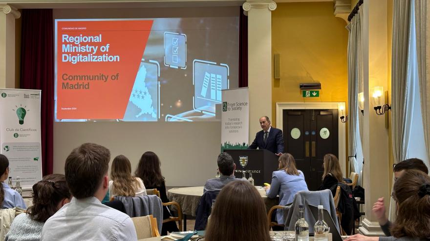 La Comunidad de Madrid presenta en Cambridge su modelo de digitalización de los servicios públicos El consejero López-Valverde
