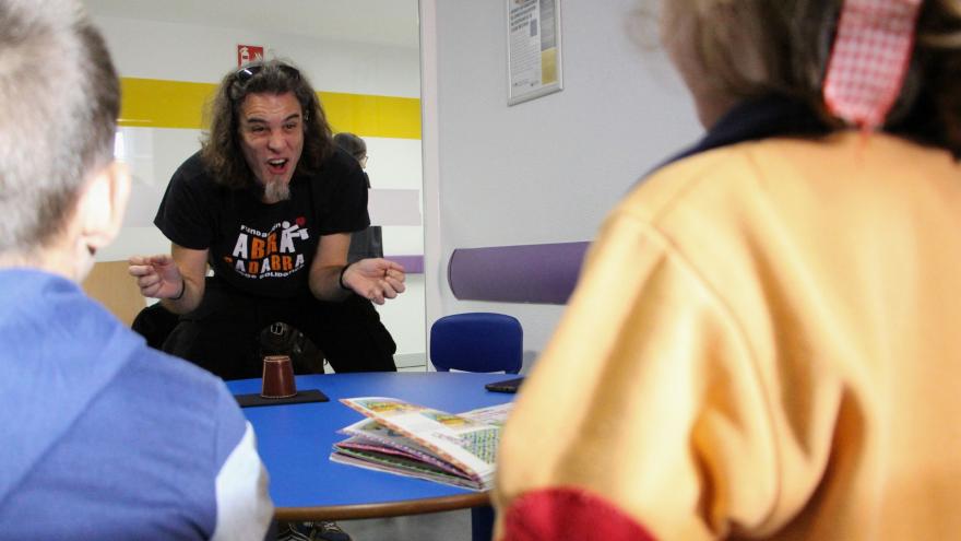 carlos adriano con magia para pacientes pediátricos