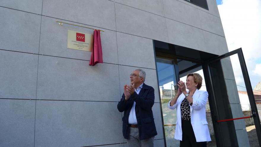 El consejero Carlos Izquierdo durante su visita a Valdemanco