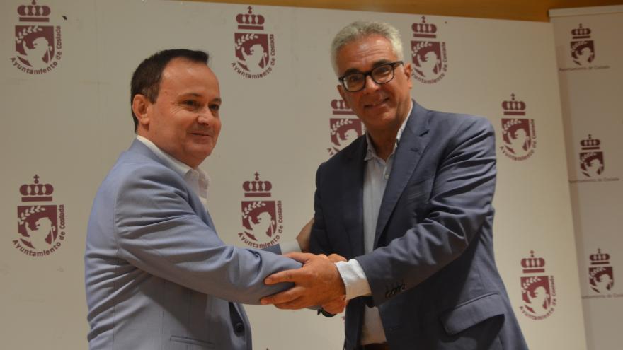 El consejero Carlos Izquierdo saluda a una persona