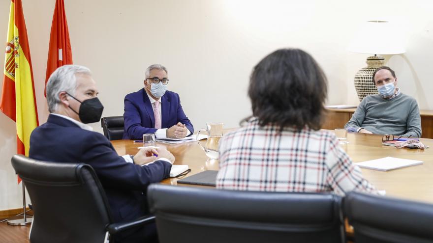 El consejero reunido con el presidente de la organización y otros representantes de la organización