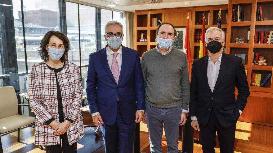 El consejero posa en una foto junto a los representantes de la organización