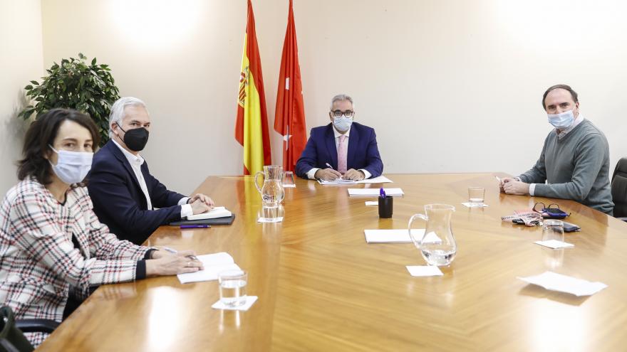 El consejero conversa con representantes de la organización