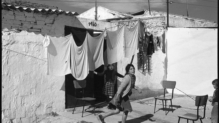 Fotografía de Javier Campano, niños jugando en la calle junto a la ropa tendida en el barrio de Entrevías en Madrid