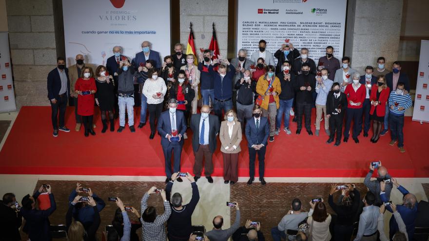 Una foto en el escenario de los galardonados y otros asistentes al evento