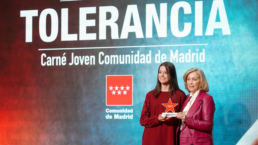 La consejera Concha Dancausa con una de las premiadas 