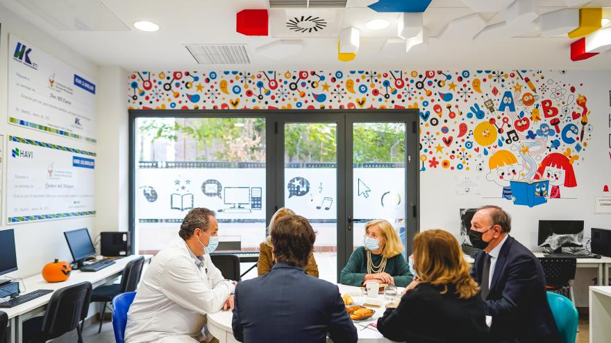 La consejera con algunos familiares y profesionales sanitarios