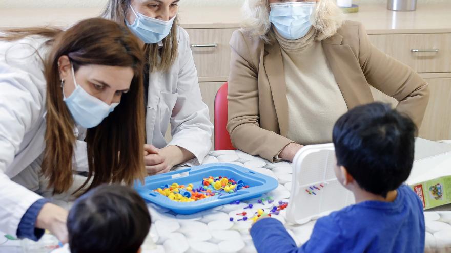 La consejera entre niños y trabajadoras del centro