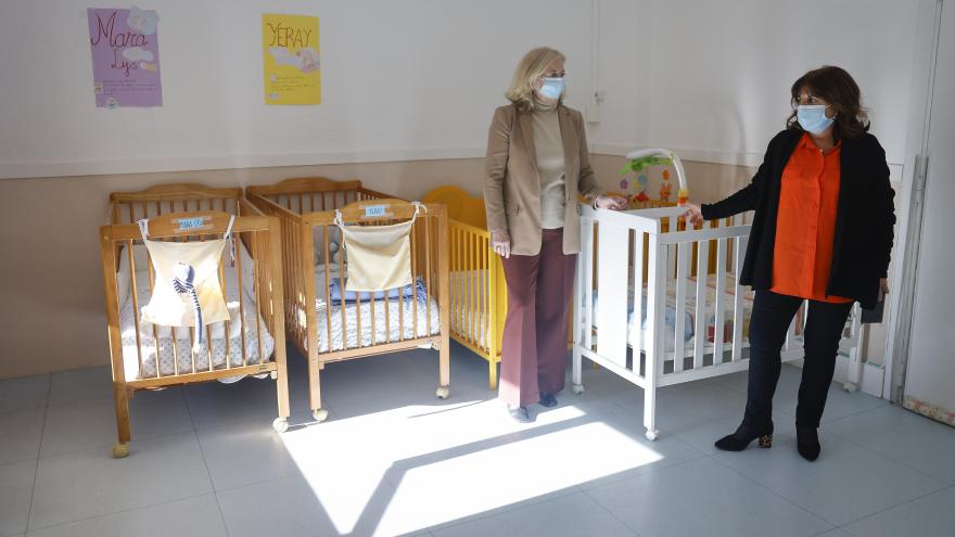 La consejera observa a un bebé en la cuna