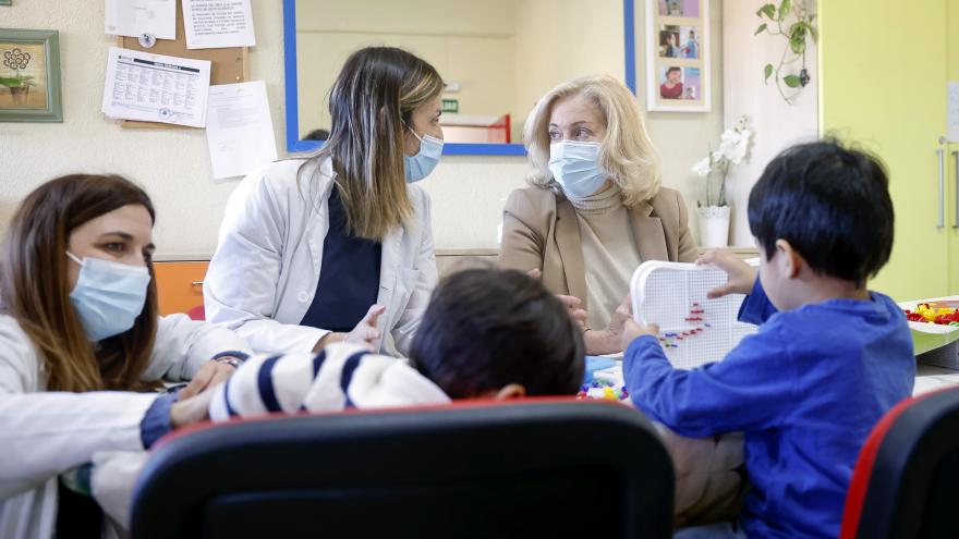 La consejera Concha Dancausa conversa con una trabajadora del centro