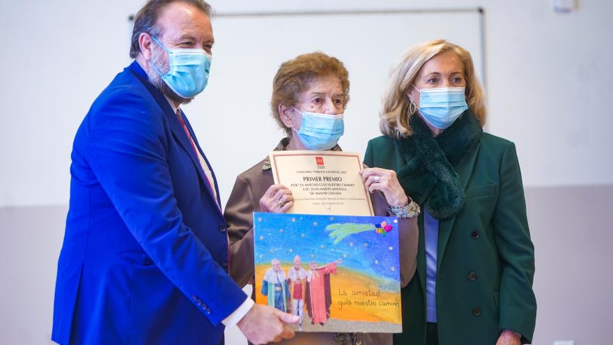 La consejera Dancausa con una de las ganadoras