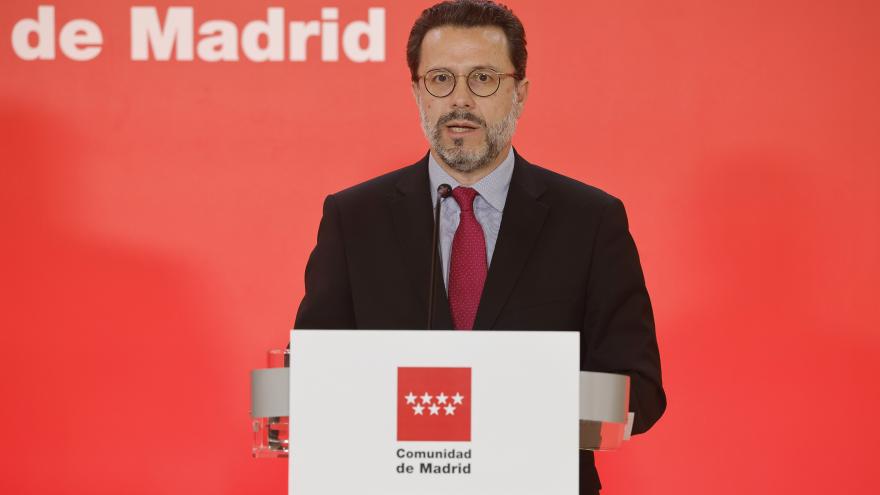 La Comunidad de Madrid aprueba la nueva bajada de impuestos pionera en la UE para atraer más inversiones y crear empleo El consejero de Economía durante el anuncio en la rueda de prensa