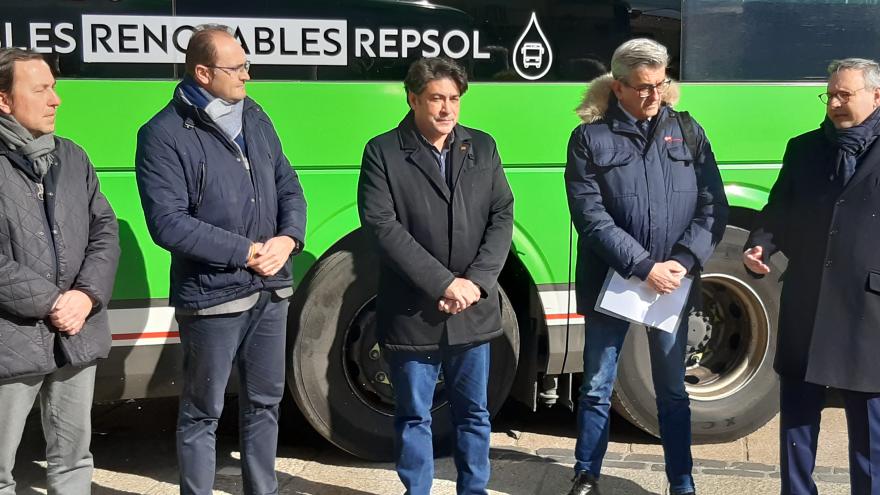 El consejero David Pérez con los responsables de los autobuses y los autobuses verdes 