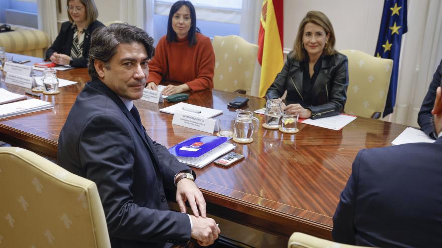 El consejero en la reunión