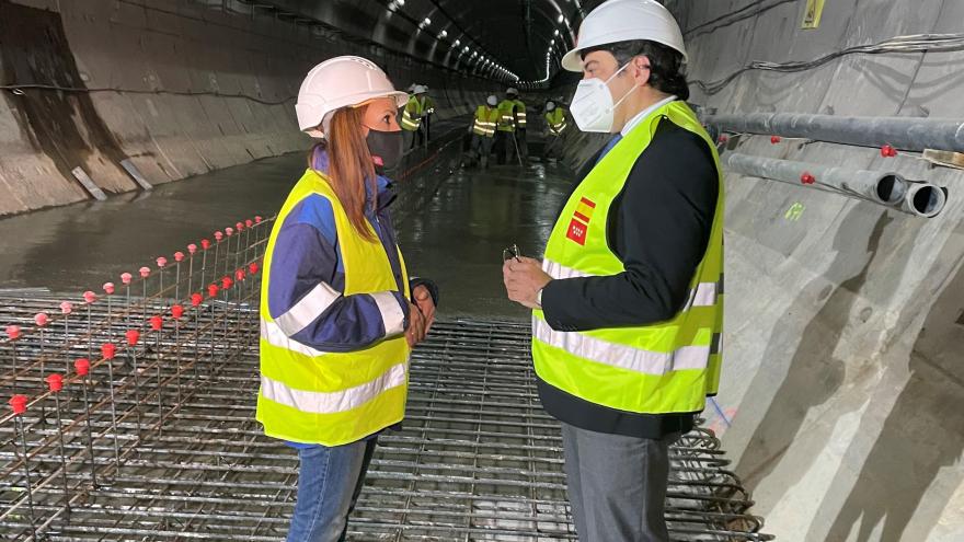 El consejero con uno de los responsables de las obras