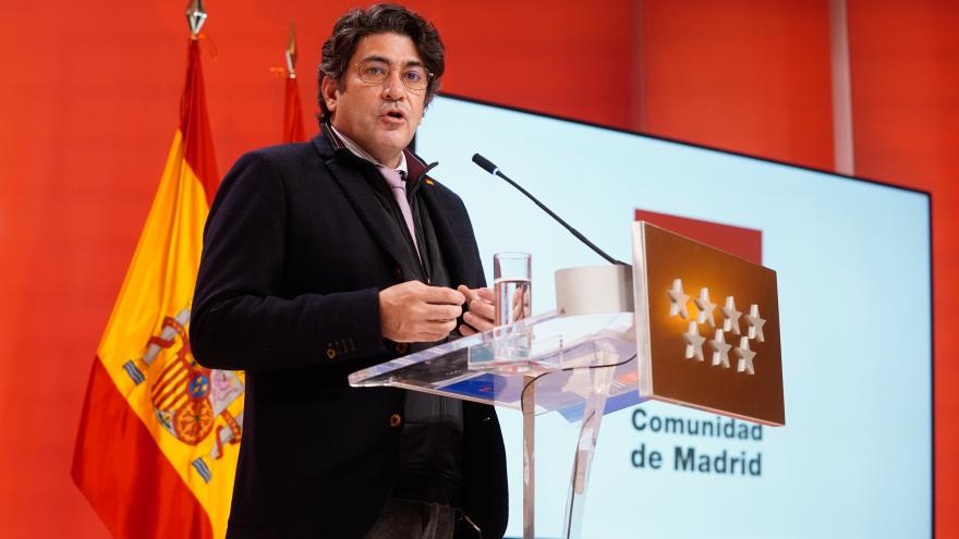 El consejero explicando las propuestas en el atril