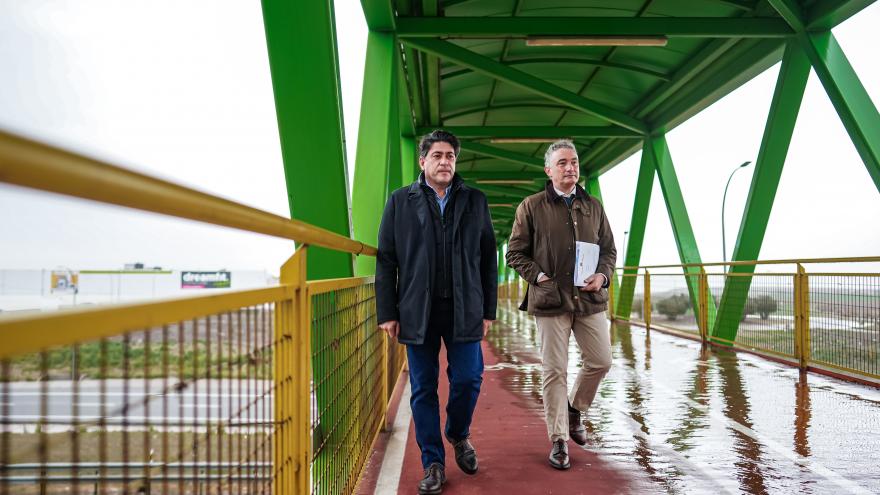 El consejero caminando por la pasarela