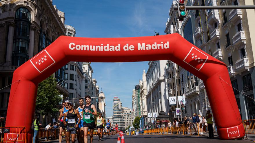 El viceconsejero de Deportes, Alberto Tomé, ha sido el encargado de dar la salida a la marcha