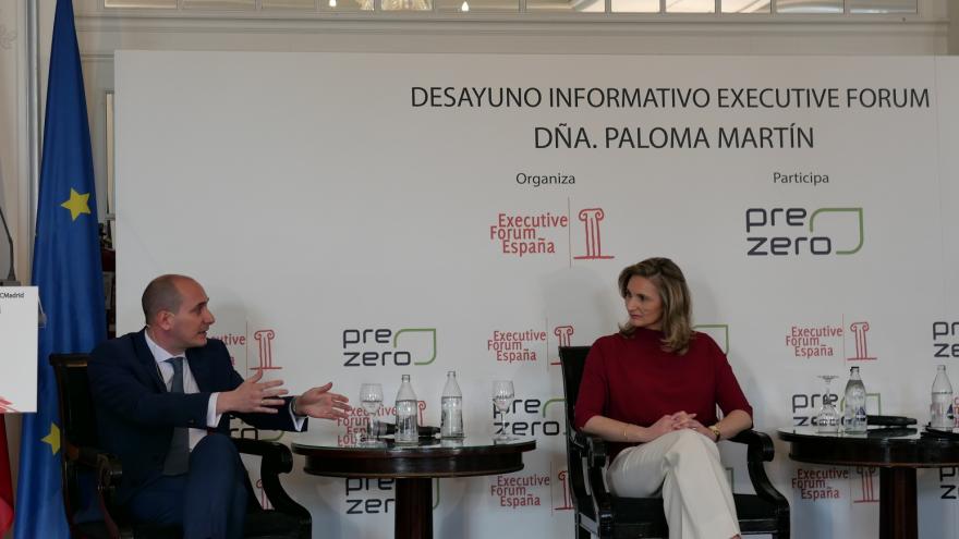 La consejera Paloma Martín durante el desayuno